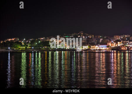 Neos Marmaras, Grecia, 28 maggio 2019. Una vista della tranquilla città porto e la città di notte.Neos Marmaras è in Sithonia sulla penisola di Halkidiki, GRE Foto Stock