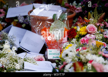 Foto Cecilia Fabiano - LaPresse18-07-2019 Roma( Italia) Cronaca: ultimo saluto al maestro Andrea Camilleri al Cimitero Acattolico di Roma Nella foto: biglietti sulla tomba di Cecilia Foto Fabiano - LaPresse luglio,18, 2019 Roma ( Italia ) News: ultimo addio di Andrea Camilleri al non-cimitero cattolico di Roma nel pic: biglietti di auguri Foto Stock