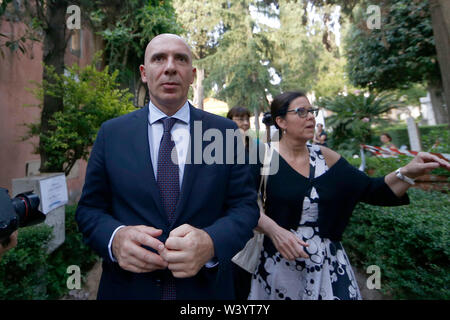 Foto Cecilia Fabiano - LaPresse18-07-2019 Roma( Italia) Cronaca: ultimo saluto al maestro Andrea Camilleri al Cimitero Acattolico di Roma Nella foto: fabrizio Salini Foto Cecilia Fabiano - LaPresse luglio,18, 2019 Roma ( Italia ) News: ultimo addio di Andrea Camilleri al non-cimitero cattolico di Roma nel pic: fabrizio salini Foto Stock