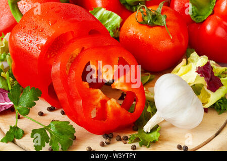 Fette di peperone cucina pomodoro scrivania Foto Stock