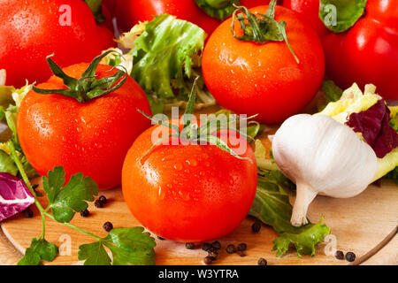 Wet pomodori cucina in legno scrivania Foto Stock