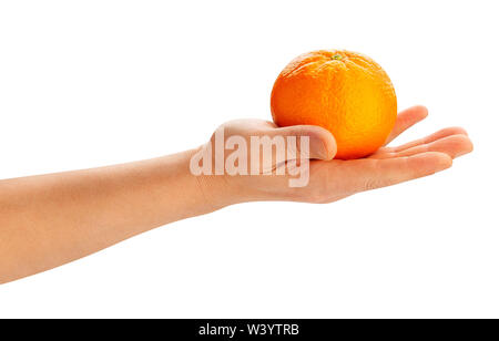 Frutta di arancia in mano il percorso isolato su bianco Foto Stock