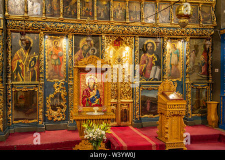 Altare icone nella vecchia chiesa di corte, Bucarest, Romania Foto Stock