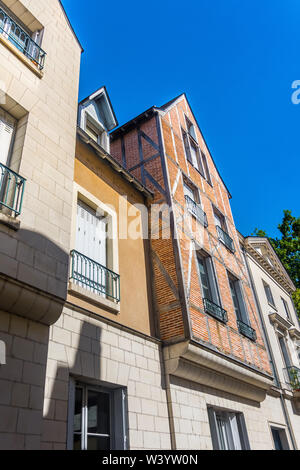 In mattoni e a struttura mista in legno e muratura anteriore della vecchia casa, Tours, Francia. Foto Stock
