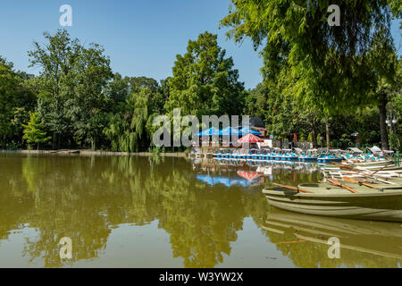 Lago nel Parco Cismigiu, Bucarest, Romania Foto Stock