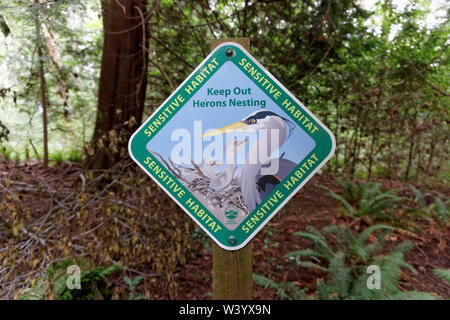 Aironi nidificanti habitat sensibili al segnale di avvertimento Crippen Parco Regionale sull isola di Bowen, Vancouver, BC, Canada Foto Stock