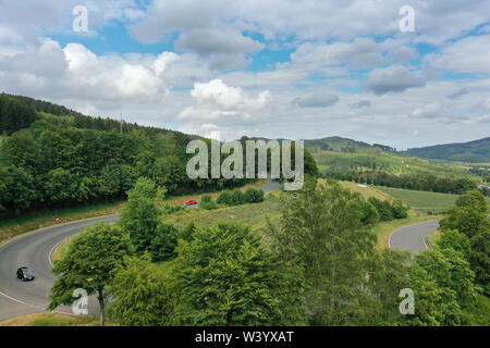 Vista aerea da nord ovest sulla curva in corrispondenza della strada provinciale 15 in direzione Olsberg, Renania settentrionale-Vestfalia (Germania). Foto Stock