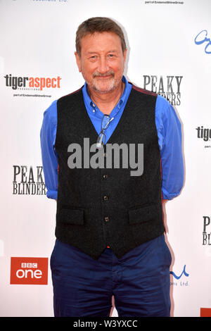 Steven Knight frequentando il Peaky Blinders Serie Cinque Premiere Mondiale tenutasi a Birmingham Town Hall. Foto Stock