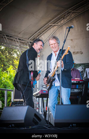 John Illsley sul palco dell'affumicato e intonso Festival, maiale sulla spiaggia hotel, Studland Dorset 2017 Foto Stock