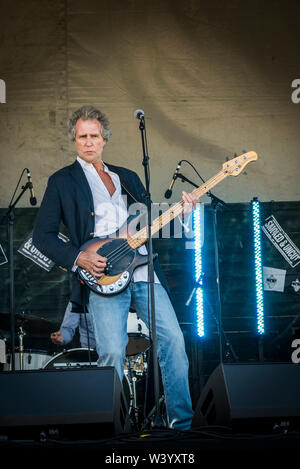 John Illsley sul palco dell'affumicato e intonso Festival, maiale sulla spiaggia hotel, Studland Dorset 2017 Foto Stock