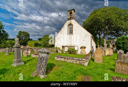 DAVA MODO SCOZIA EDINKILLIE CHIESA O KIRK serata estiva con il vecchio gli oggetti contrassegnati per la rimozione definitiva Foto Stock