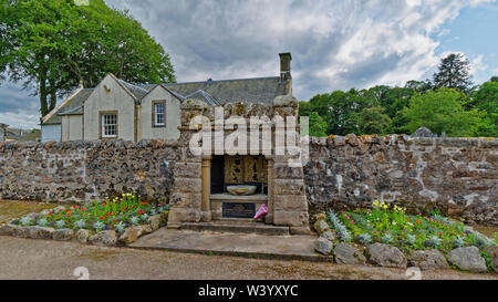 DAVA MODO SCOZIA Memoriale di guerra e giardino esterno EDINKILLIE CHIESA O KIRK IN ESTATE Foto Stock