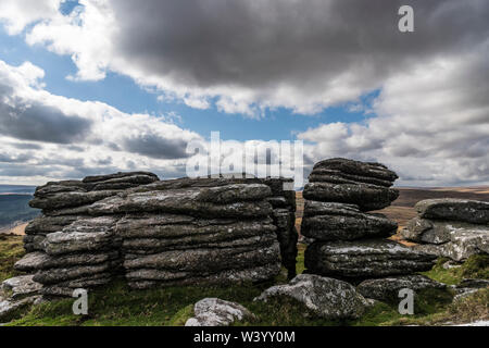 Tor di granito sul parco nazionale di Dartmoor, Moody, cielo molto nuvoloso, paesaggio Foto Stock