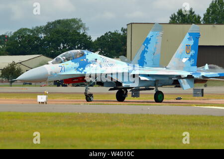 Ukrainian Air Force Sukhoi SU-27 il flanker arrivando a RIAT 2019 a RAF Fairford, Gloucestershire, Regno Unito Foto Stock