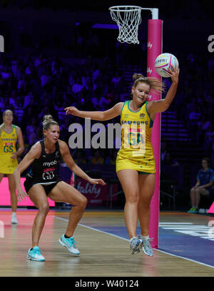 Steph legno (AUS) in azione durante la vitalità Netball World Cup 2019 in corrispondenza di M&S Bank Arena Liverpool Regno Unito il 18 luglio 2019. GlennSports. Battito Australia Nuova Zelanda: 50-49 Foto Stock