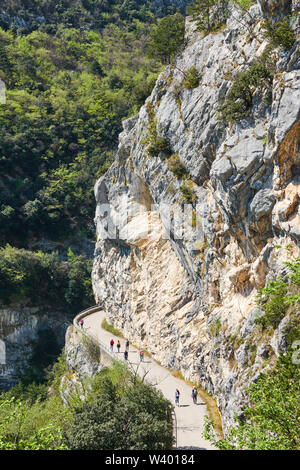 Bike road fino a Pregasina a Lago di Garda, il Lago di Garda in Torbole - Nago, Riva, Trentino , Italia al 17 aprile 2019. © Peter Schatz / Stock Alamy Phot Foto Stock