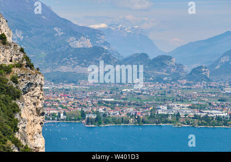 Città di Riva del Garda a Lago di Garda, il Lago di Garda in Torbole - Nago, Riva, Trentino , Italia al 17 aprile 2019. © Peter Schatz / Alamy Stock Foto Foto Stock