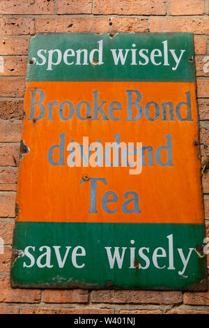 Vecchio Brooke Bond tea metal pubblicità segno, ripida collina, Lincoln, Lincolnshire, Inghilterra. Luglio 2019 Foto Stock