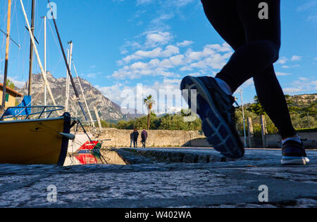 Scuotitore a North Beach su sunrise al piccolo porto Porticcioloat Lago di Garda, il Lago di Garda in Torbole - Nago, Riva, Trentino , Italia al 15 aprile 2019. Foto Stock