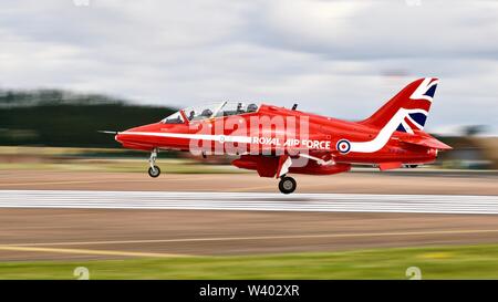 Royal Air Force Hawk T1una delle frecce rosse in atterraggio a RAF Fairford per il 2019 Royal International Air Tattoo Foto Stock