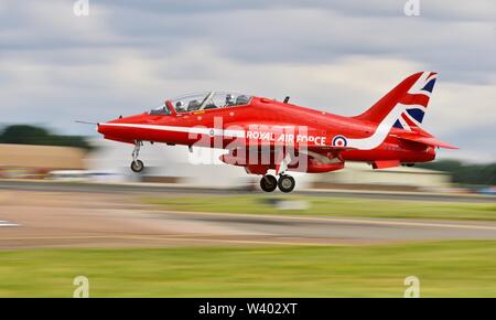 Royal Air Force Hawk T1una delle frecce rosse in atterraggio a RAF Fairford per il 2019 Royal International Air Tattoo Foto Stock