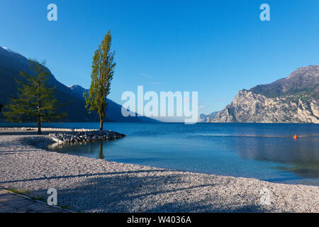 Spiaggia del Nord su sunrise al piccolo porto Porticcioloat Lago di Garda, il Lago di Garda in Torbole - Nago, Riva, Trentino , Italia al 15 aprile 2019. © Peter Foto Stock