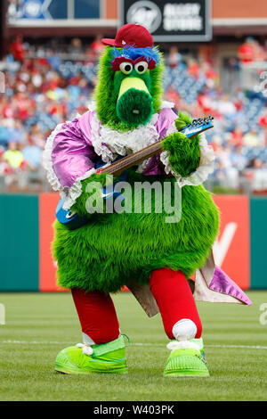 Philadelphia, Pennsylvania, USA. 18 Luglio, 2019. Il Phillie Phanatic esegue come il Principe durante il gioco MLB tra i Los Angeles Dodgers e Philadelphia Phillies al Citizens Bank Park di Philadelphia, Pennsylvania. Christopher Szagola/CSM/Alamy Live News Foto Stock