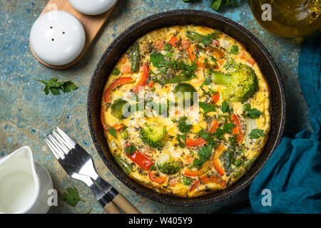 Frittata con verdure fresche in padella. Foto Stock