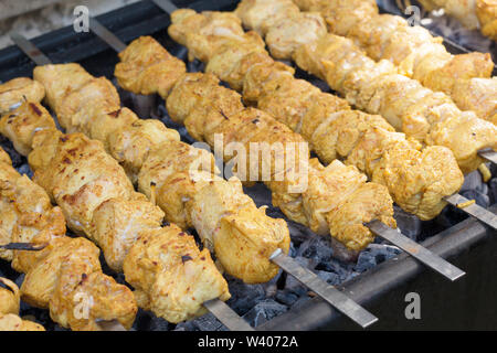 Spiedini di tacchino marinato con spezie sul grill. Carni gustose grigliate di carne Foto Stock