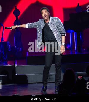 New York, NY, STATI UNITI D'AMERICA. 17 Luglio, 2019. Lionel Richie sul palco per Lionel Richie 2019 Ciao Tour, Radio City Music Hall di New York, NY, 17 luglio 2019. Credito: RCF/Everett raccolta/Alamy Live News Foto Stock