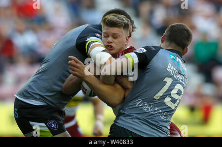 Il Wigan Warriors Morgan Smithies è affrontato da Wakefield Trinity Anthony Inghilterra (sinistra) e James Batchelor (a destra) durante la Betfred Super League match al DW Stadium, Wigan. Foto Stock