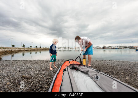 Padre e figlio preparare un kayak Foto Stock