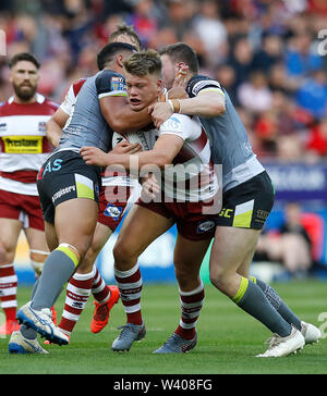 Il Wigan Warriors Morgan Smithies è affrontato da Wakefield Trinità di Kelepi Tanginoa (sinistra) e James Batchelor (destra), durante la Betfred Super League match al DW Stadium, Wigan. Foto Stock