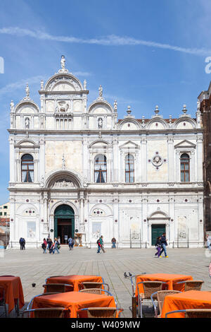 Colorato arancione ristorante tavoli di fronte alla Scuola Grande di San Marco, Campo dei Santi Giovanni e Paolo, Castello, Venezia, Italia, ora un ospedale Foto Stock