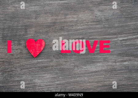 Amore con il cuore. Cuori rossi su vintage tavolo in legno vista superiore Foto Stock