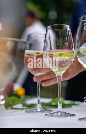 Close up di colatura in aperitivo presso un bar esterno Foto Stock