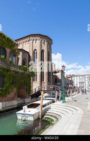 Ex Chisea (chiesa di San Gregorio e Fondamenta salutate, Dorsoduro, Venezia, Veneto, Italia con una vista attraverso i palazzi sul Canal Grande Foto Stock