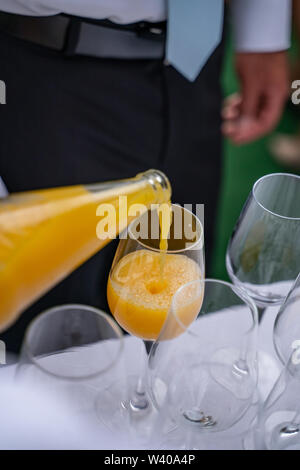 Close up di colatura in aperitivo presso un bar esterno Foto Stock