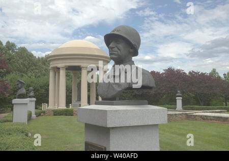 Un busto di Omar Nelson Bradley è visualizzato a livello nazionale D-Day Memorial a Bedford, Virginia. Foto Stock