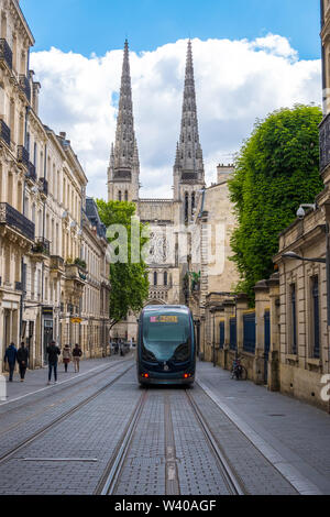 Bordeaux, Francia - 5 Maggio 2019 : Tram guida su Rue Vital Carles verso la Cattedrale di Saint Andrew a Bordeaux Aquitania, Francia Foto Stock