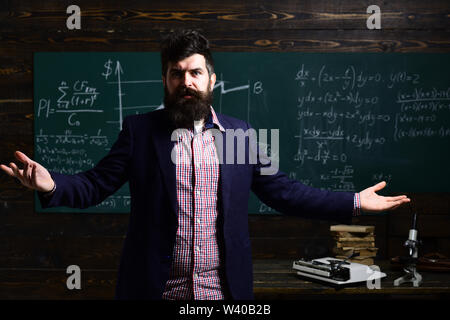 Università altoparlante maschio conduce la formazione aziendale. Insegnante è caldo. Istruzione e concetto di alfabetizzazione - alta gli insegnanti della scuola di dare lezioni in classr Foto Stock