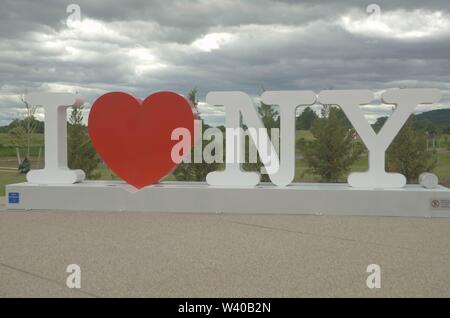 Un amo New York simbolo accoglie coloro che visitano una zona di riposo lungo il nuovo Vostro attraverso il modo in New York, Stati Uniti d'America. Foto Stock