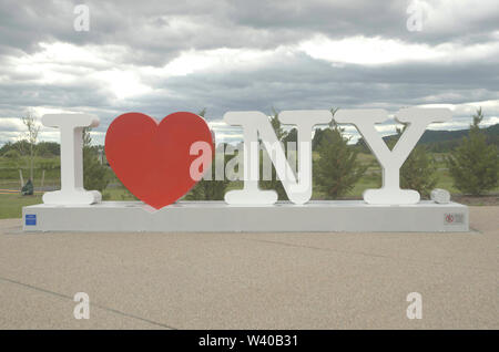 Un amo New York simbolo accoglie coloro che visitano una zona di riposo lungo il nuovo Vostro attraverso il modo in New York, Stati Uniti d'America. Foto Stock