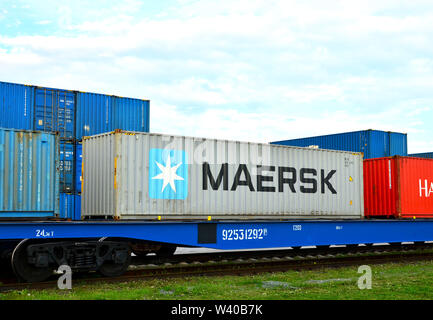 Minsk, Bielorussia - 13 Maggio 2019: Centro Transport-Logistics BELINTERTRANS della ferrovia bielorussi. Cargo terminale dock con contenitori di spedizione MAERS Foto Stock