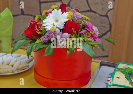 Romantico bianco e rosso , giallo, viola le rose in una confezione regalo rossa per posizionare il logo su sfondo giallo sta arrivando la primavera,la giornata internazionale della donna . Bea Foto Stock