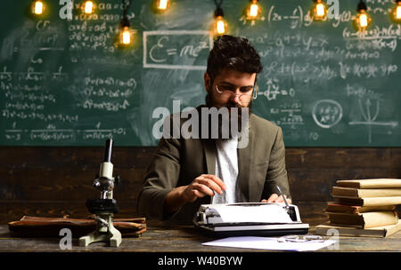 Il tutor deve credere che le cose possono essere modificate attraverso l'azione, insegnante di cordiale e sorridente adulto studente in aula, impressionante insegnanti sanno circa t Foto Stock