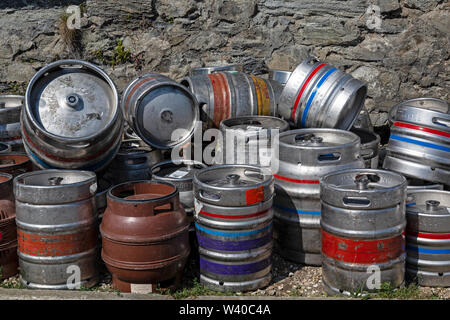 Svuota barili di birra nel piccolo villaggio di porto di Porthleven in Cornovaglia, Inghilterra. Foto Stock