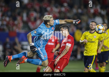 Luglio 17, 2019, Los Angeles, California, Stati Uniti d'America: Arsenal portiere Emiliano Martinez (26) punzoni la palla lontano durante il 2019 International Champions Cup (ICC) match tra Arsenal e Bayern Monaco di Baviera a Carson. Arsenal vince 2-1. Credito: Ringo Chiu/ZUMA filo/Alamy Live News Foto Stock