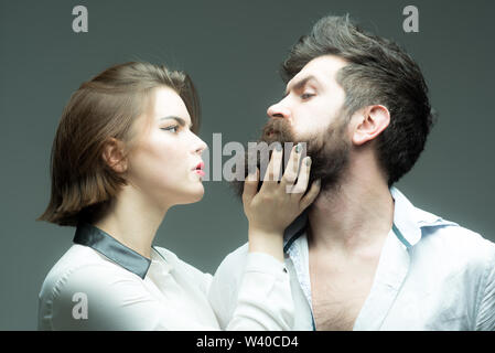 Il grooming barba non è mai stato così facile. Ragazza barbiere godere brutale hipsters barbuto stile. Come crescere gran barba. Barbiere di toelettatura esperto suggerimenti. La cura della barba Foto Stock