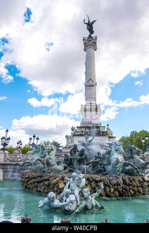 Bordeaux, Francia - 5 Maggio 2019 : Monumento Aux Girondins e Fontaine per l'Esplanade des Quinconces a Bordeaux Aquitania, Francia Foto Stock